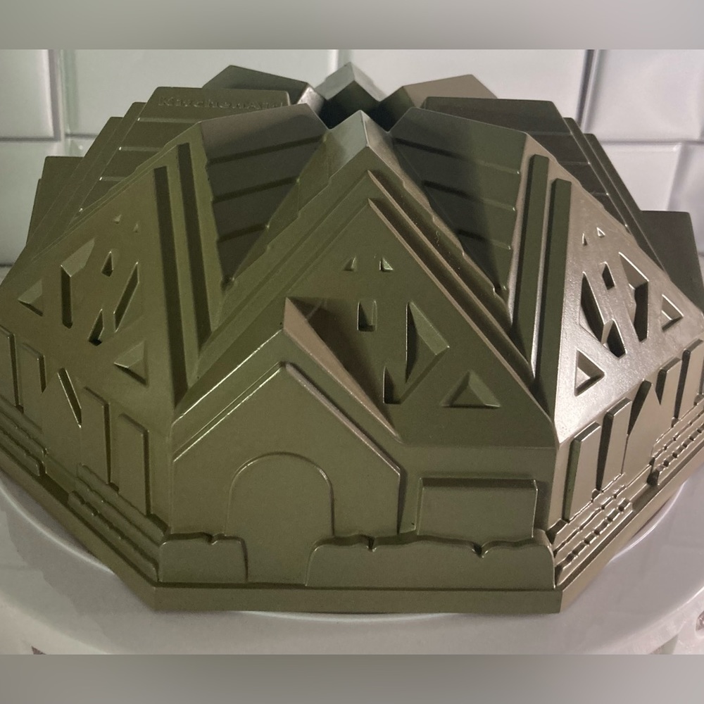 KitchenAid Tudor Cathedral Church Castle Cast Aluminum 11 Cup Fluted Cake Pan